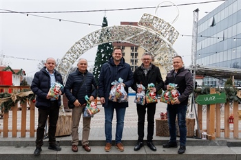 Grad Vukovar donirao je prigodne božićne paketiće za hrvatsku djecu iz Vojvodine