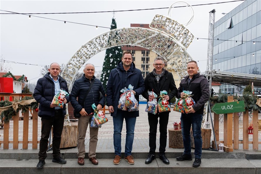 Grad Vukovar donirao je prigodne božićne paketiće za hrvatsku djecu iz Vojvodine