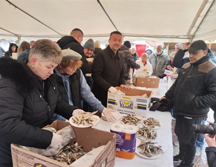 U Vukovaru podjela besplatnih srdela i fiša