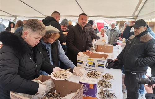 U Vukovaru podjela besplatnih srdela i fiša