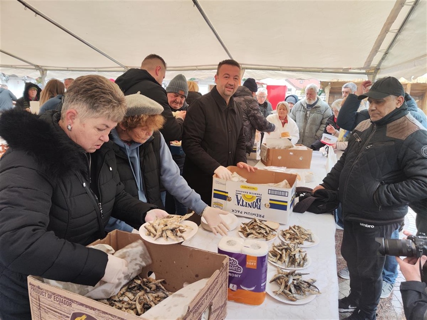 U Vukovaru podjela besplatnih srdela i fiša