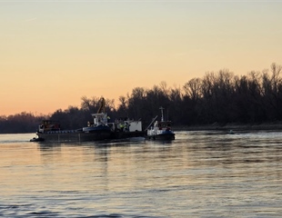 Brod na Dunavu kod Mohova uspješno odsukan pretovarom tereta,...