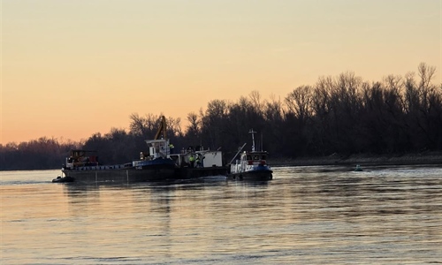 Brod na Dunavu kod Mohova uspješno odsukan pretovarom tereta,...