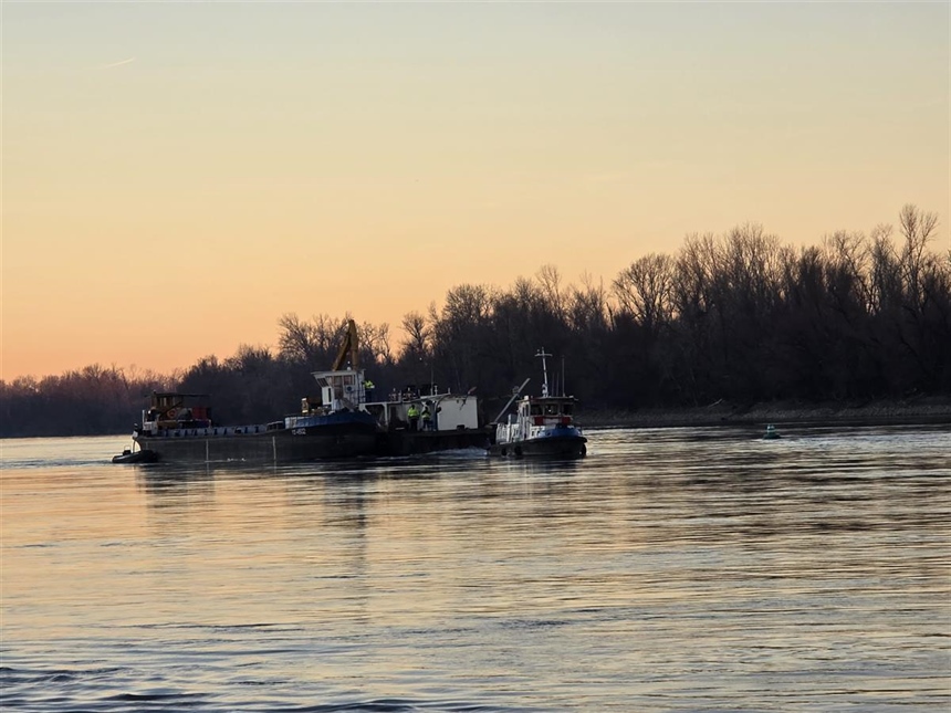 Brod na Dunavu kod Mohova uspješno odsukan pretovarom tereta, spriječena potencijalna ekološka katastrofa