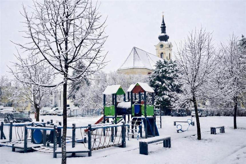 Vinkovci pod snijegom: Gradske službe na terenu, soli i mehanizacije ima dovoljno