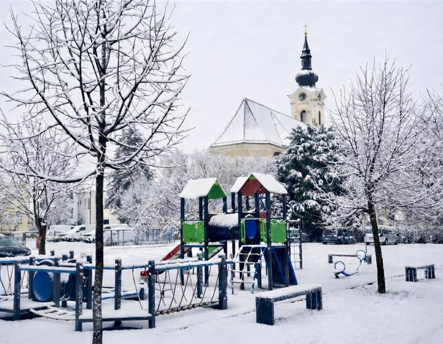 Vinkovci pod snijegom: Gradske službe na terenu, soli i mehanizacije...
