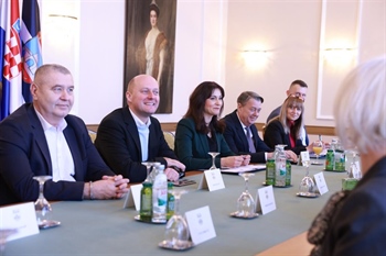 Potpisani ugovori s izvođačima radova na dogradnji i rekonstrukciji škola u Podgoraču i Valpovu