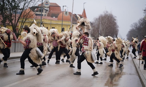 Poklade u Vinkovcima okupile oko 400 sudionika iz cijele Hrvatske