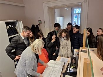 Primjer dobre suradnje – učenici Prve srednje škole Vukovar u posjetu Matičnom uredu