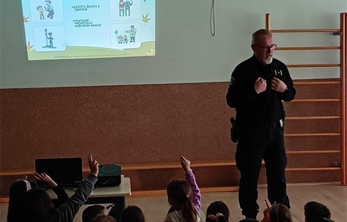 Policija educirala mališane o prometnim pravilima i opasnostima od...