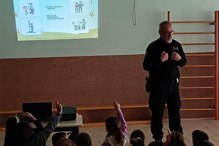 Policija educirala mališane o prometnim pravilima i opasnostima od nepoznatih osoba