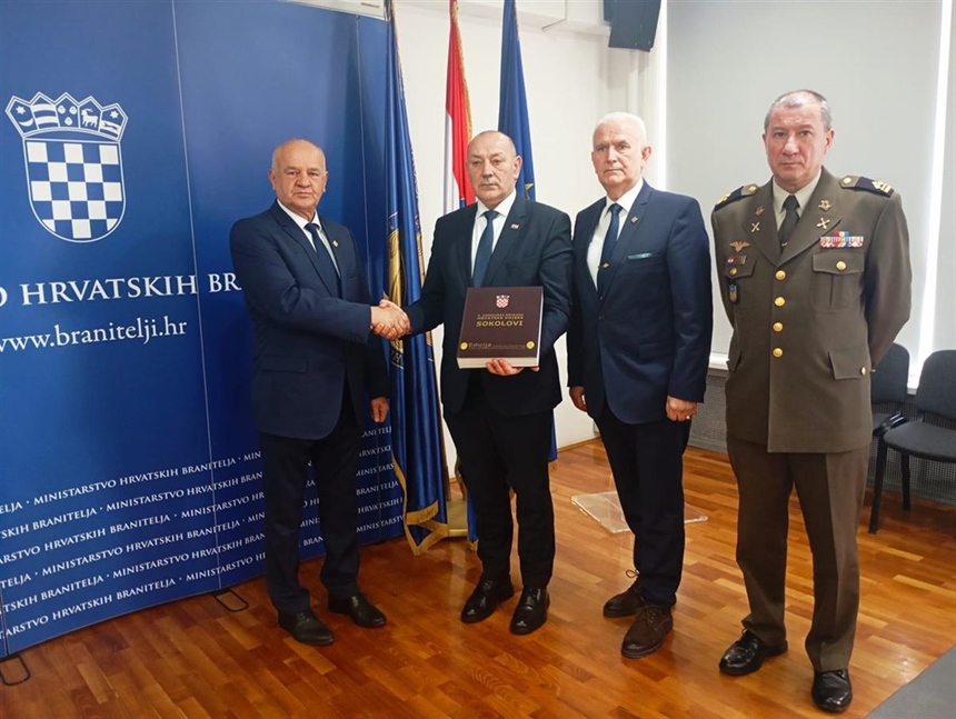 Ratni zapovjednik 5. gardijske brigade general Kapular uručio ministru Medvedu monografiju Sokolova