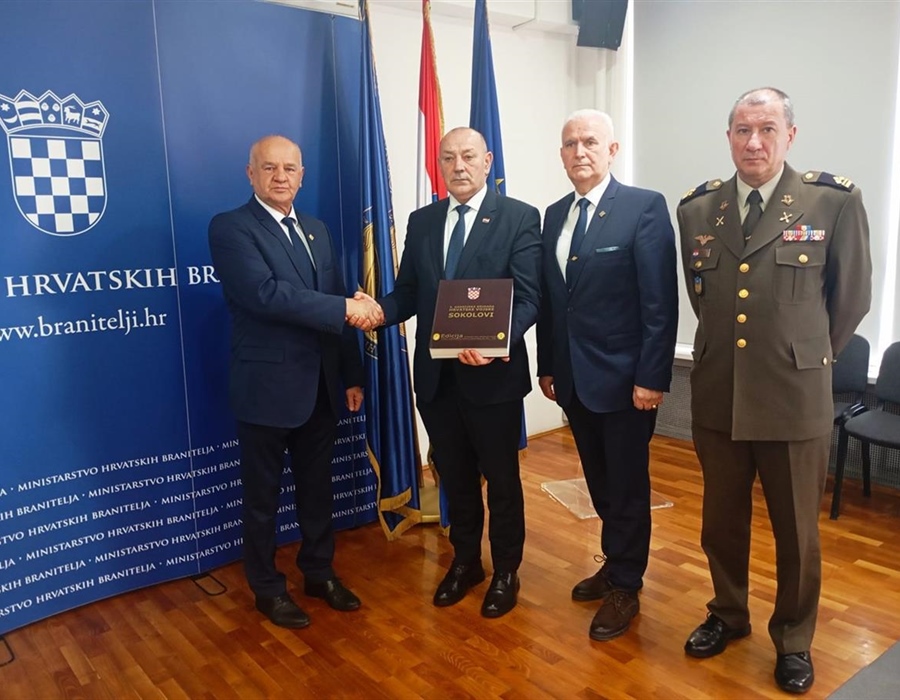 Ratni zapovjednik 5. gardijske brigade general Kapular uručio ministru...
