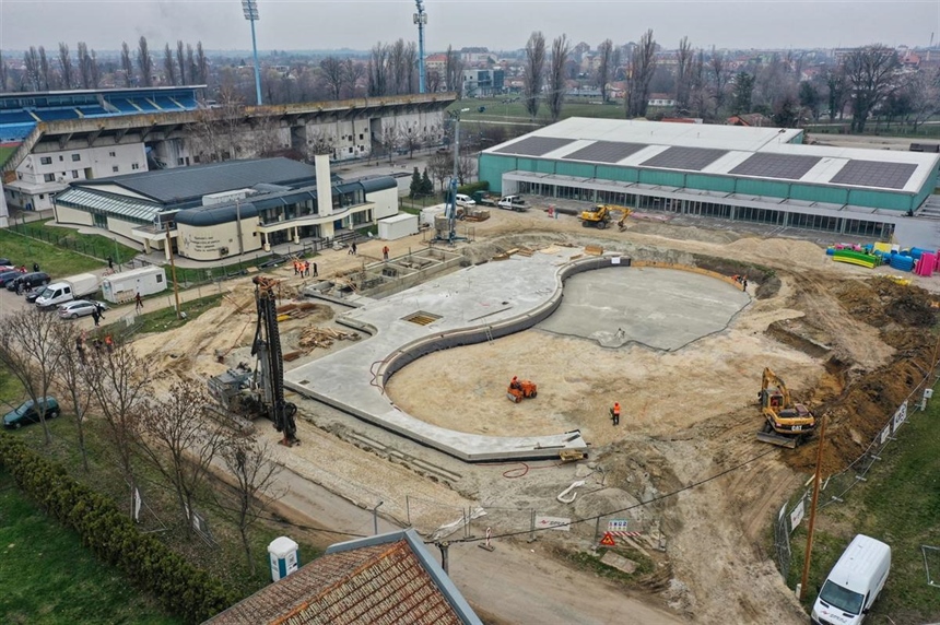 Napreduju radovi na bazenima u Lenijama