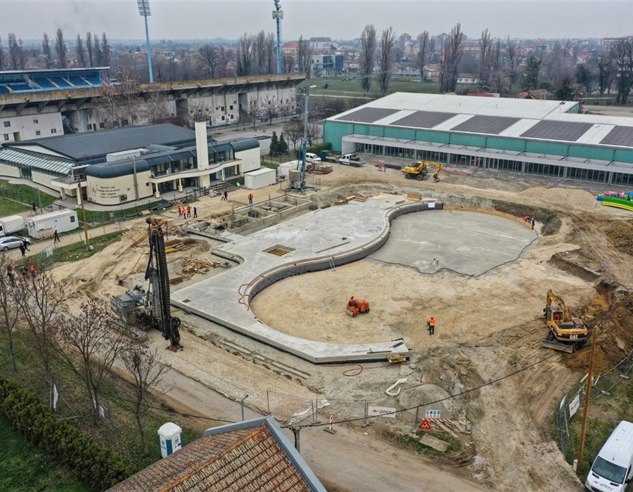 Napreduju radovi na bazenima u Lenijama