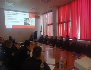 Provedena edukacija policijskih službenika o dječjim auto-sjedalicama