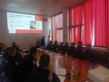 Provedena edukacija policijskih službenika o dječjim auto-sjedalicama
