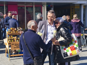 HDZ Vukovar obilježio Međunarodni dan žena: Sugrađankama podijeljeno 600 ruža i čokolada