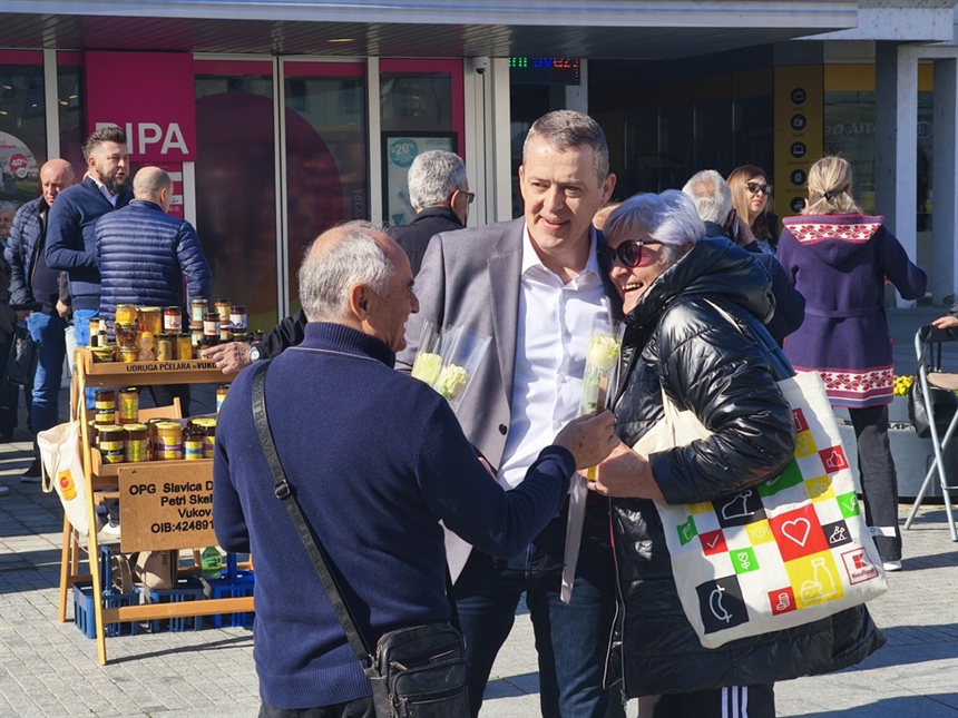 HDZ Vukovar obilježio Međunarodni dan žena: Sugrađankama podijeljeno 600 ruža i čokolada