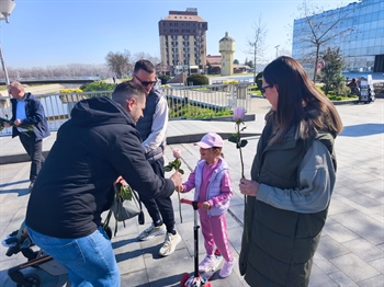 Sugrađankama povodom Dana žena podijeljene ruže