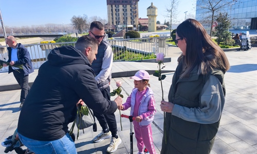 Sugrađankama povodom Dana žena podijeljene ruže