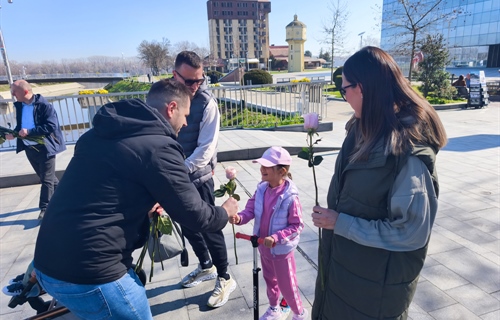 Sugrađankama povodom Dana žena podijeljene ruže
