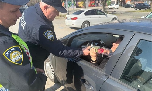 Policija u Županji zaustavljala vozačice, ali ovaj put zbog ruža