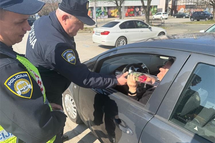 Policija u Županji zaustavljala vozačice, ali ovaj put zbog ruža