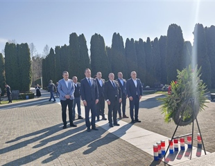 Medved u Vukovaru odao počast braniteljima