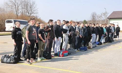 Prvi ročnici ponovno u vojarnama: 800 mladih započelo temeljno vojno...