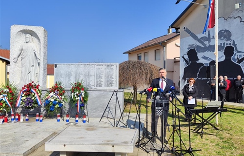 Prigodnim programom u Bogdanovcima obilježen Dan hrvatskih branitelja...