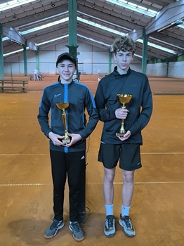 Laura Hrle i Karlo Brnić pobjednici su Dvoranskog Otvorenog prvenstvo Vinkovaca u tenisu za juniore i juniorke