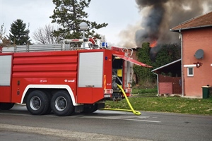 Požar u Borovu naselju: Vatrogasci stavili pod nadzor plamen u ruševnoj Bata-villi