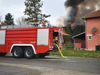 Požar u Borovu naselju: Vatrogasci stavili pod nadzor plamen u ruševnoj Bata-villi