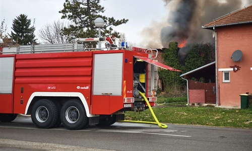 Požar u Borovu naselju: Vatrogasci stavili pod nadzor plamen u ruševnoj...