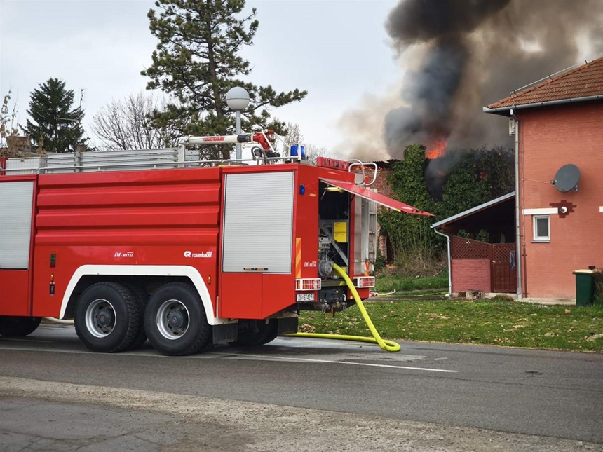 Požar u Borovu naselju: Vatrogasci stavili pod nadzor plamen u ruševnoj Bata-villi