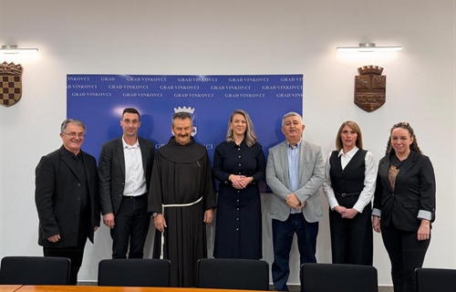 Zamjenica gradonačelnika Vinkovaca primila misionara fra Ivicu Perića:...