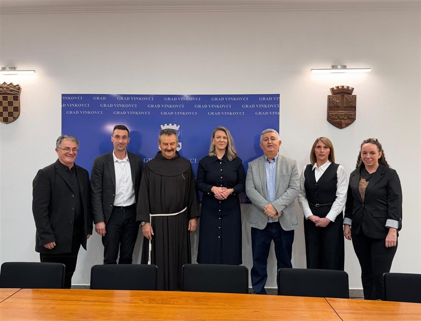 Zamjenica gradonačelnika Vinkovaca primila misionara fra Ivicu Perića: Hrvatska pomaže obrazovanje djece u Africi