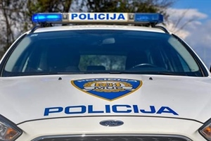 Iz osobnih automobila otuđeni novac i osobni dokumenti