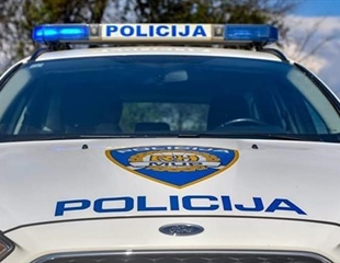 Iz osobnih automobila otuđeni novac i osobni dokumenti