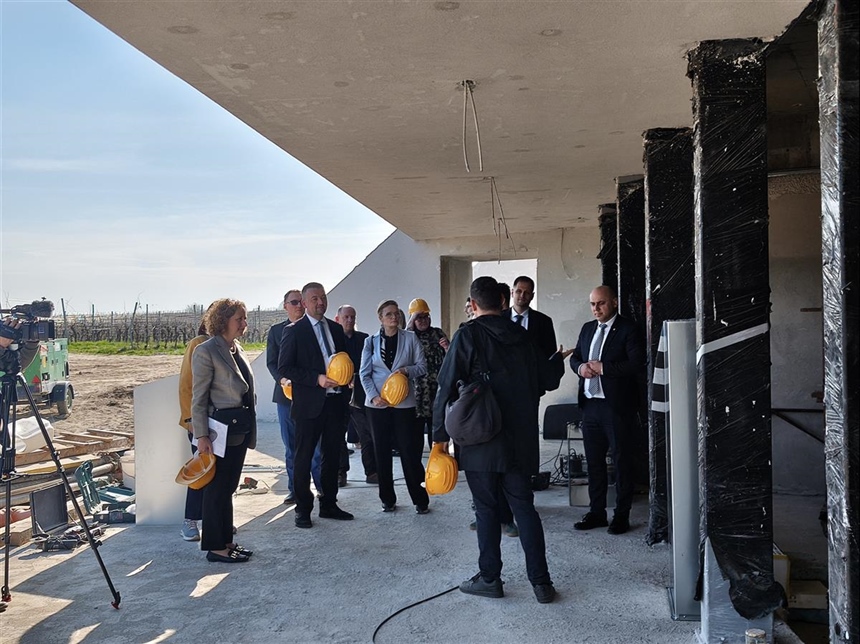 Ministrica Obuljen Koržinek u obilasku Arheološkog parka Vučedol