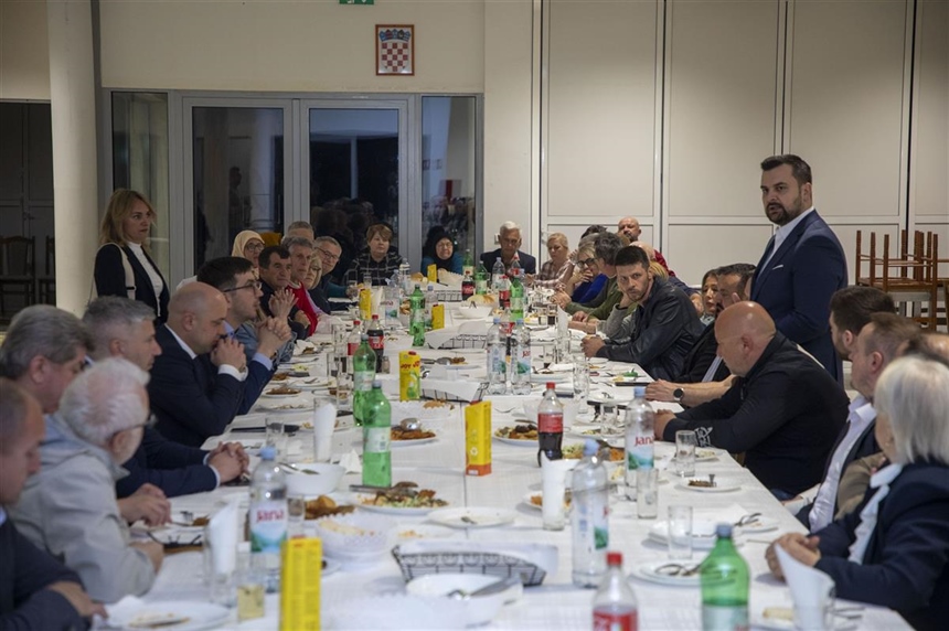 Iftar u Gunji okupio bošnjačku zajednicu i predstavnike vlasti: Zajedništvo koje nadilazi ramazan