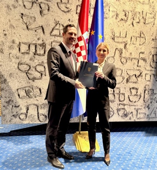 Pročelnici Jukić uručen ugovor za opremanje i sportske dvorane OŠ Ivana Kozarca u Županji