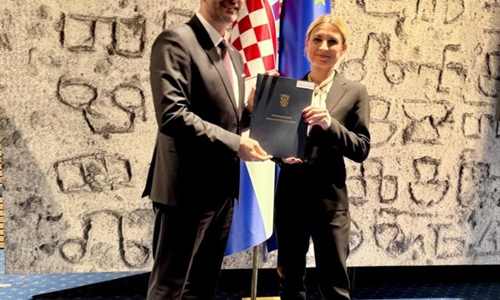 Pročelnici Jukić uručen ugovor za opremanje i sportske dvorane OŠ Ivana...