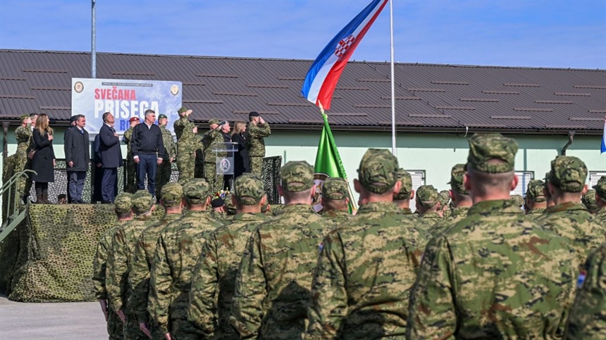 Milanović prvoj generaciji ročnika poručio: Vojska je stega, ali i prijateljstvo i odgovornost