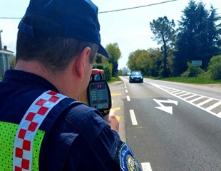 Dvoje vozača uhvaćeno u velikom prekoračenju brzine - u  naselju vozili...