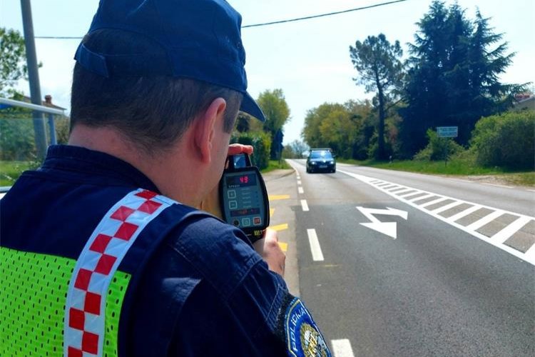 Dvoje vozača uhvaćeno u velikom prekoračenju brzine - u  naselju vozili više od 90 km/h, slijede kazne i zabrana vožnje