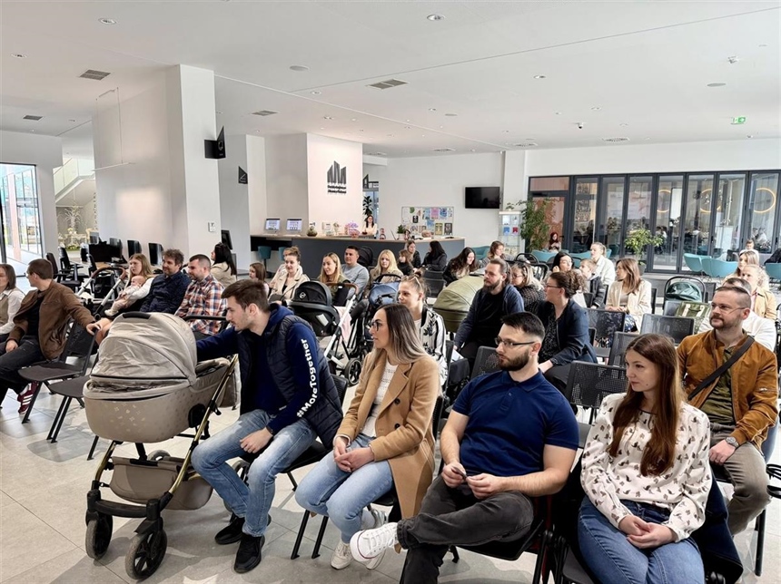 Vinkovci: Dodijeljene novčane naknade i darovi roditeljima novorođene djece