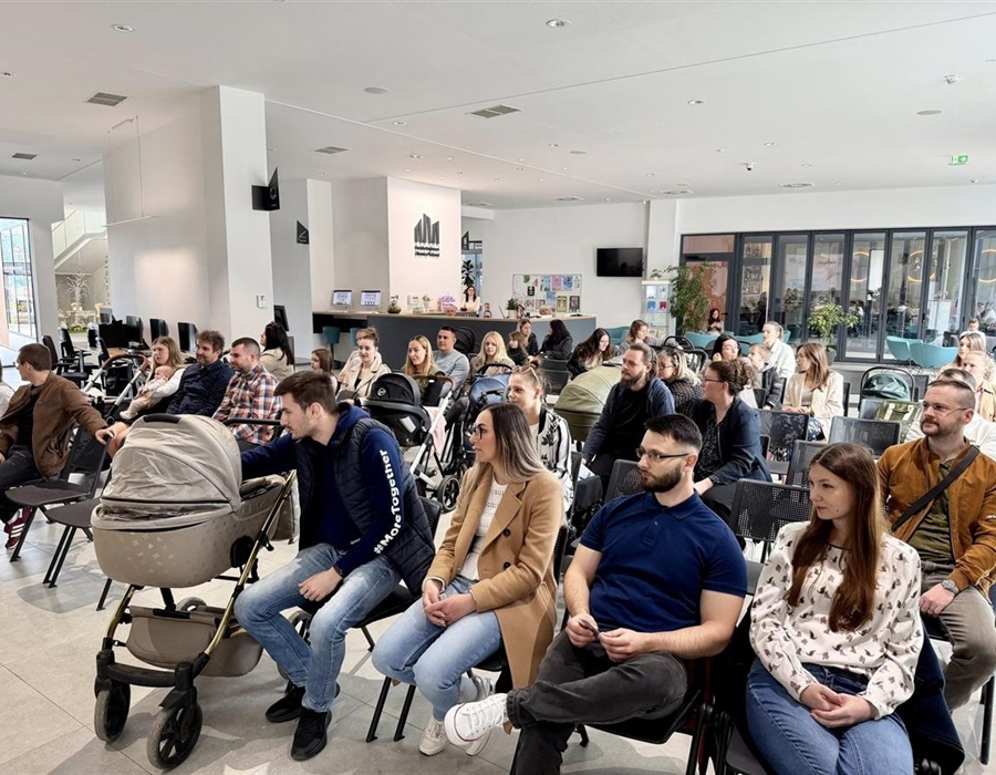 Vinkovci: Dodijeljene novčane naknade i darovi roditeljima novorođene djece