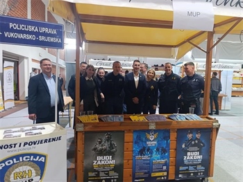 Policija učenicima srednjih škola predstavila mogućnosti školovanja u Policijskoj školi „Josip Jović“